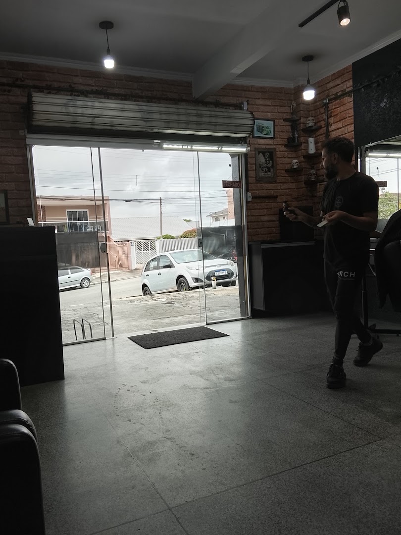 Entrada e área de espera da Barbearia Jé Oliveira, no Xaxim