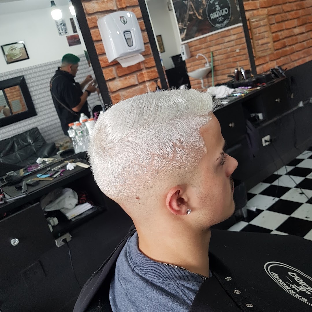 Corte com cabelo platinado e desenho raspado na lateral, na Barbearia Jé Oliveira