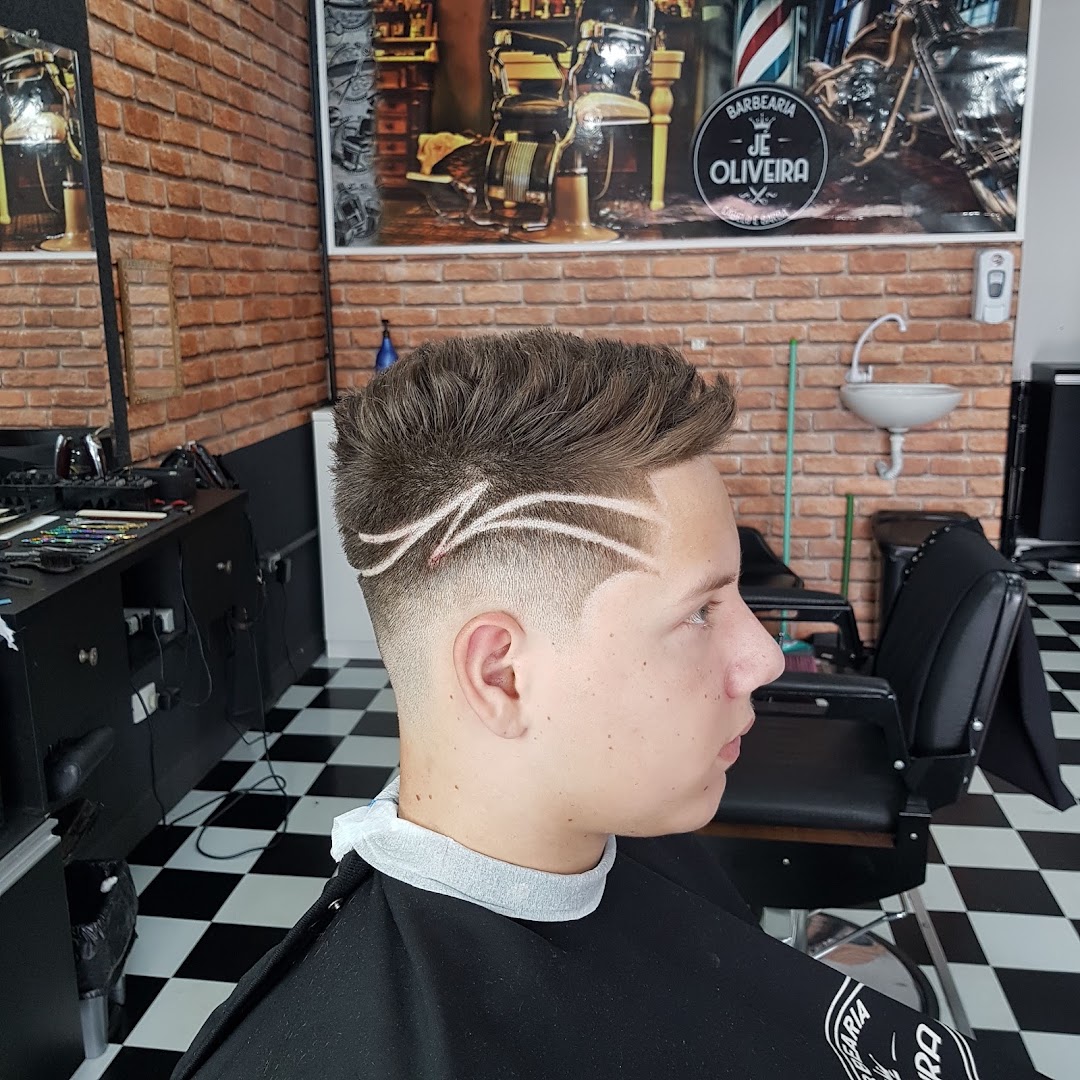 Corte moicano com desenho raspado na lateral, na Barbearia Jé Oliveira