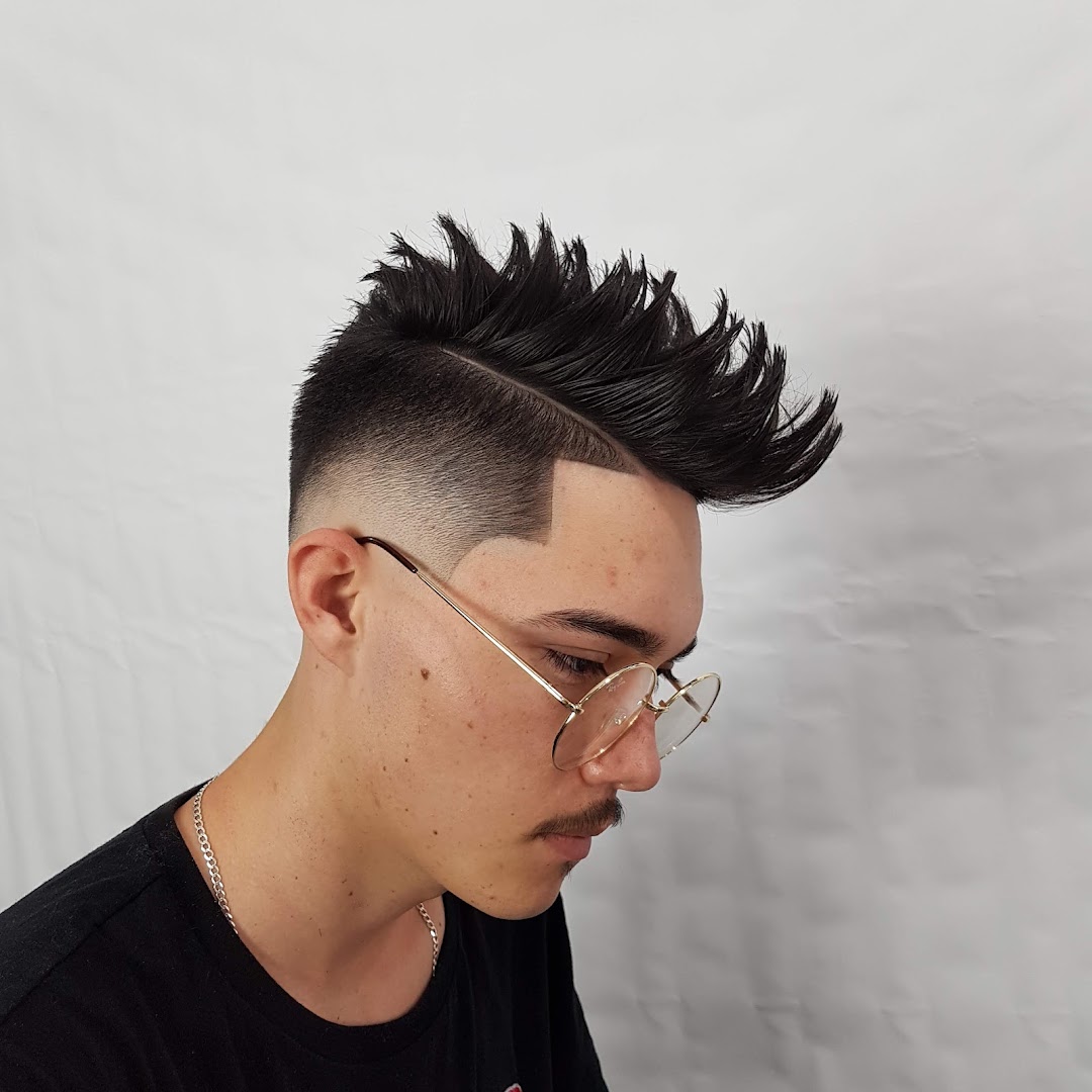 Corte moicano com fade baixo, feito na Barbearia Jé Oliveira