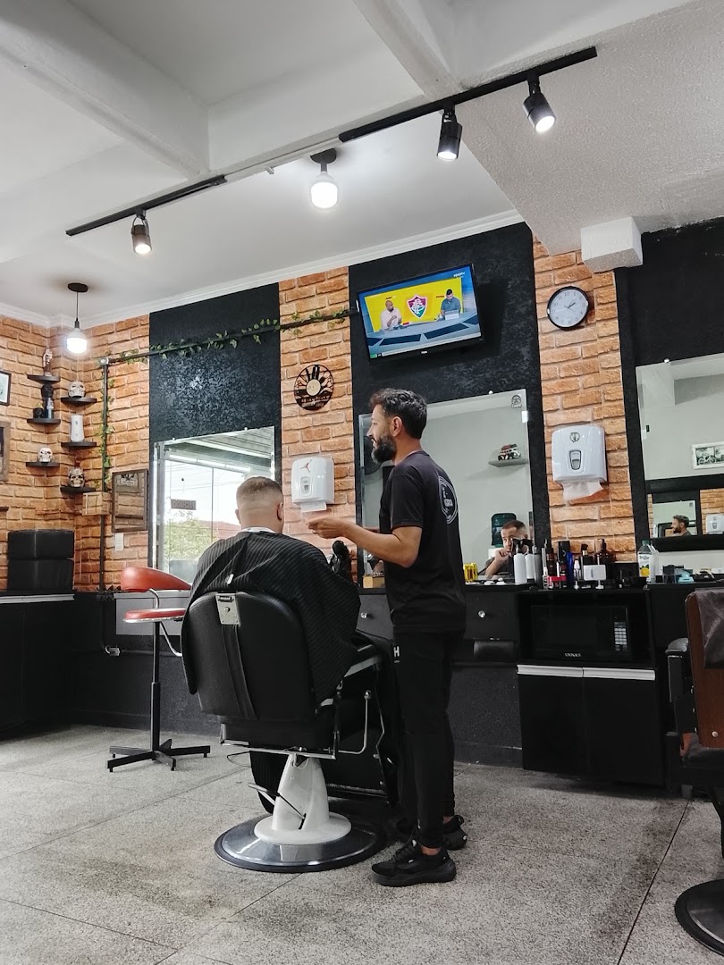 Barbeiro cortando o cabelo de um cliente na Barbearia Jé Oliveira, no Xaxim